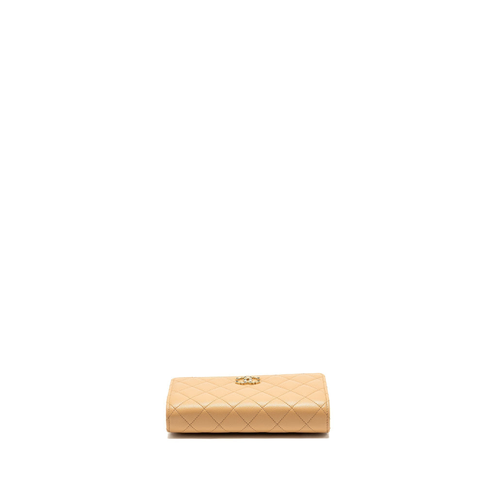 chanel-detailed-cc-classic-wallet-on-chain-caviar-beige-lghw-microchip