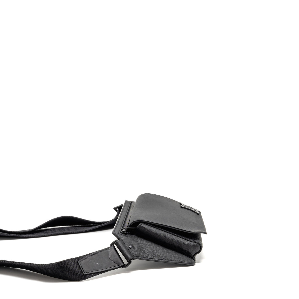louis-vuitton-aerogram-takeoff-sling-black-grained-calfskin-black-hardware