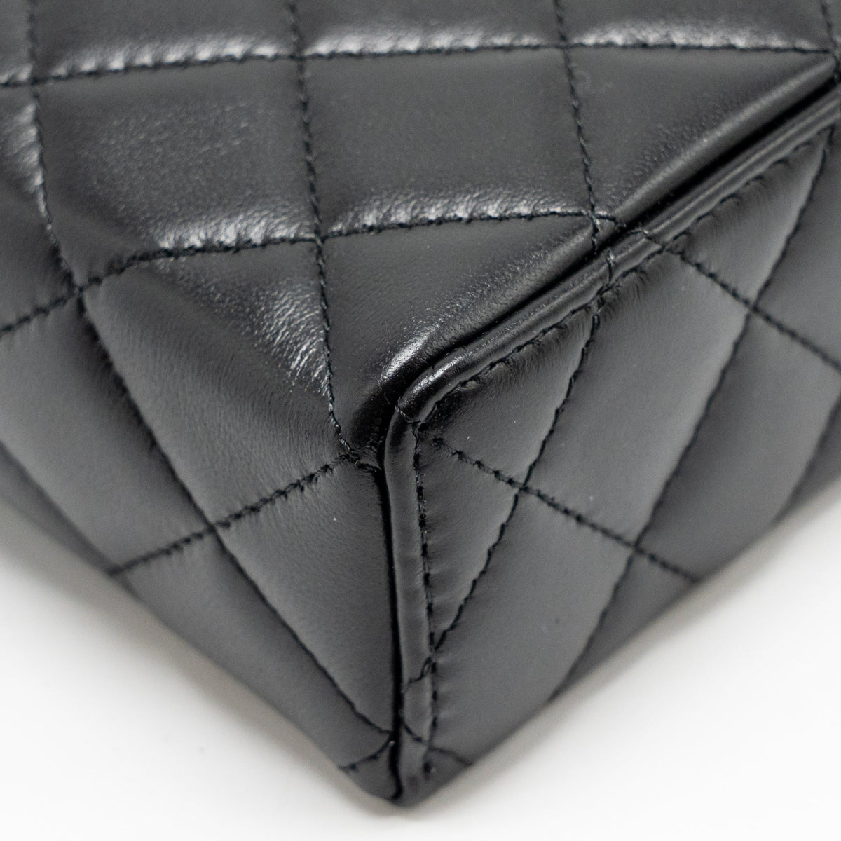 chanel-25b-cc-top-handle-vanity-with-chain-lambskin-black-lghwmicrochip