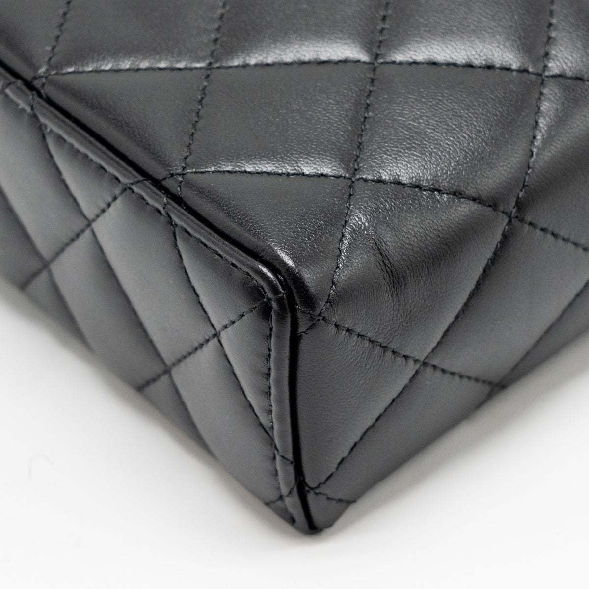 chanel-25b-cc-top-handle-vanity-with-chain-lambskin-black-lghwmicrochip