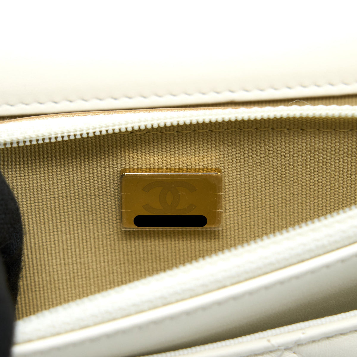 chanel-pearl-crush-wallet-on-chain-lambskin-white-ghw-microchip-1