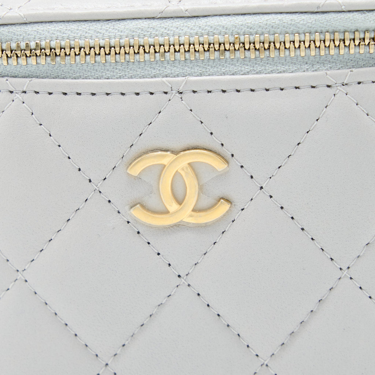 chanel-21a-top-handle-mini-vanity-with-chain-lambskin-light-grey-ghw