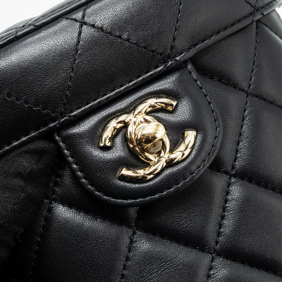 chanel-vanity-with-chain-lambskin-black-lghwmicrochip