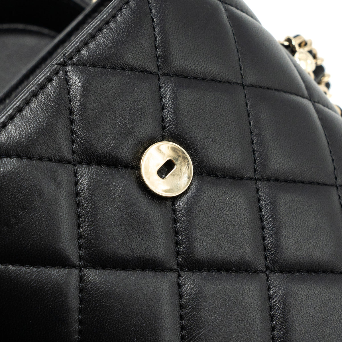 chanel-vanity-with-chain-lambskin-black-lghwmicrochip