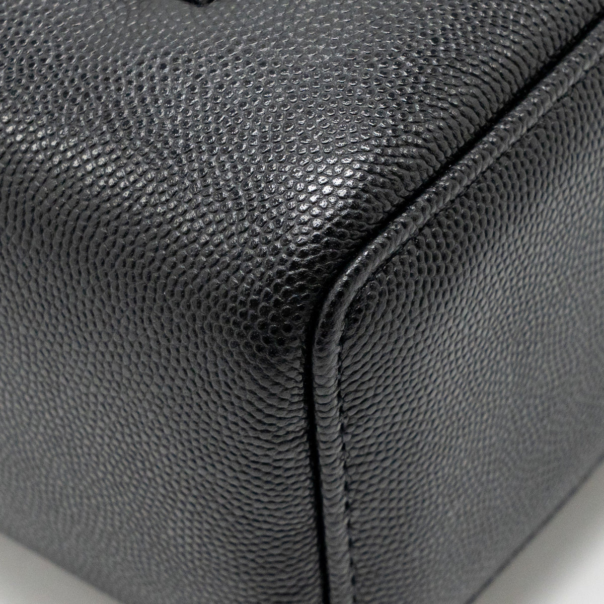 chanel-26p-preppy-coco-mini-vanity-shoulder-bag-caviar-black-ghwmicrochip