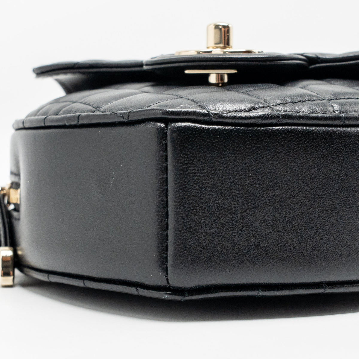 chanel-22s-heart-bag-lambskin-black-lghw-microchip-3