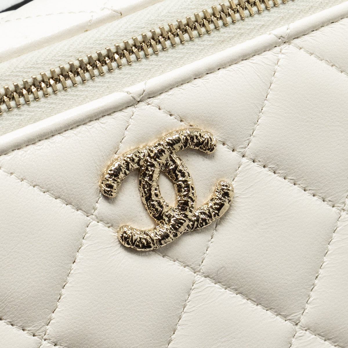 chanel-23k-camellia-top-handle-long-vanity-case-with-chain-calfskin-white-lghwmicrochip