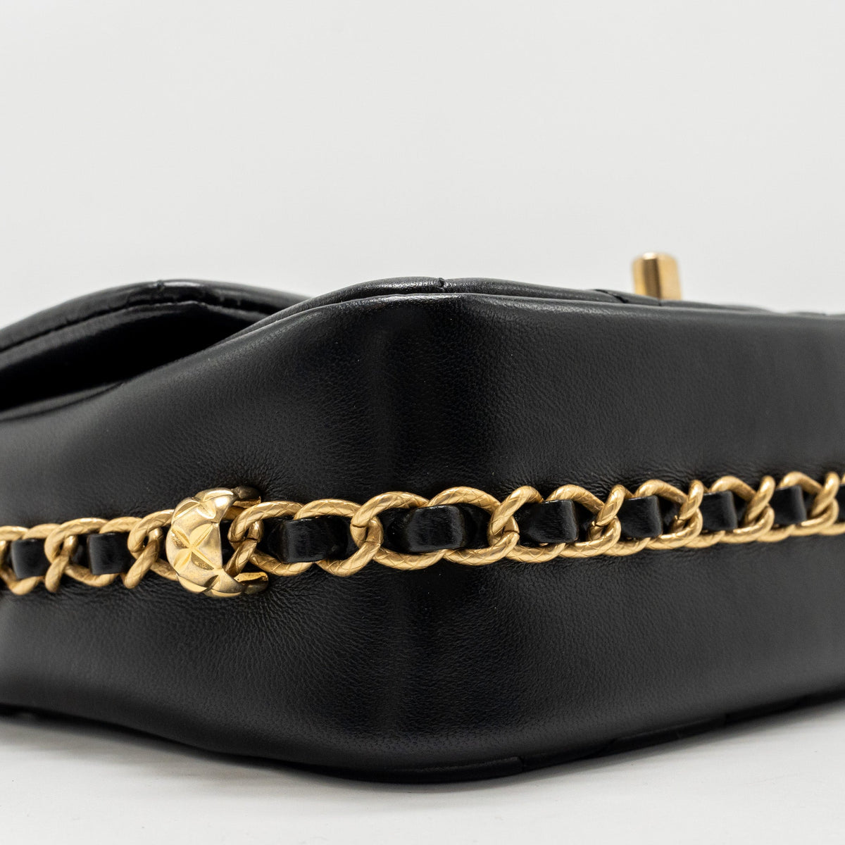 chanel-23b-mini-flap-bag-detail-chain-lambskin-black-ghwmicrochip-copy