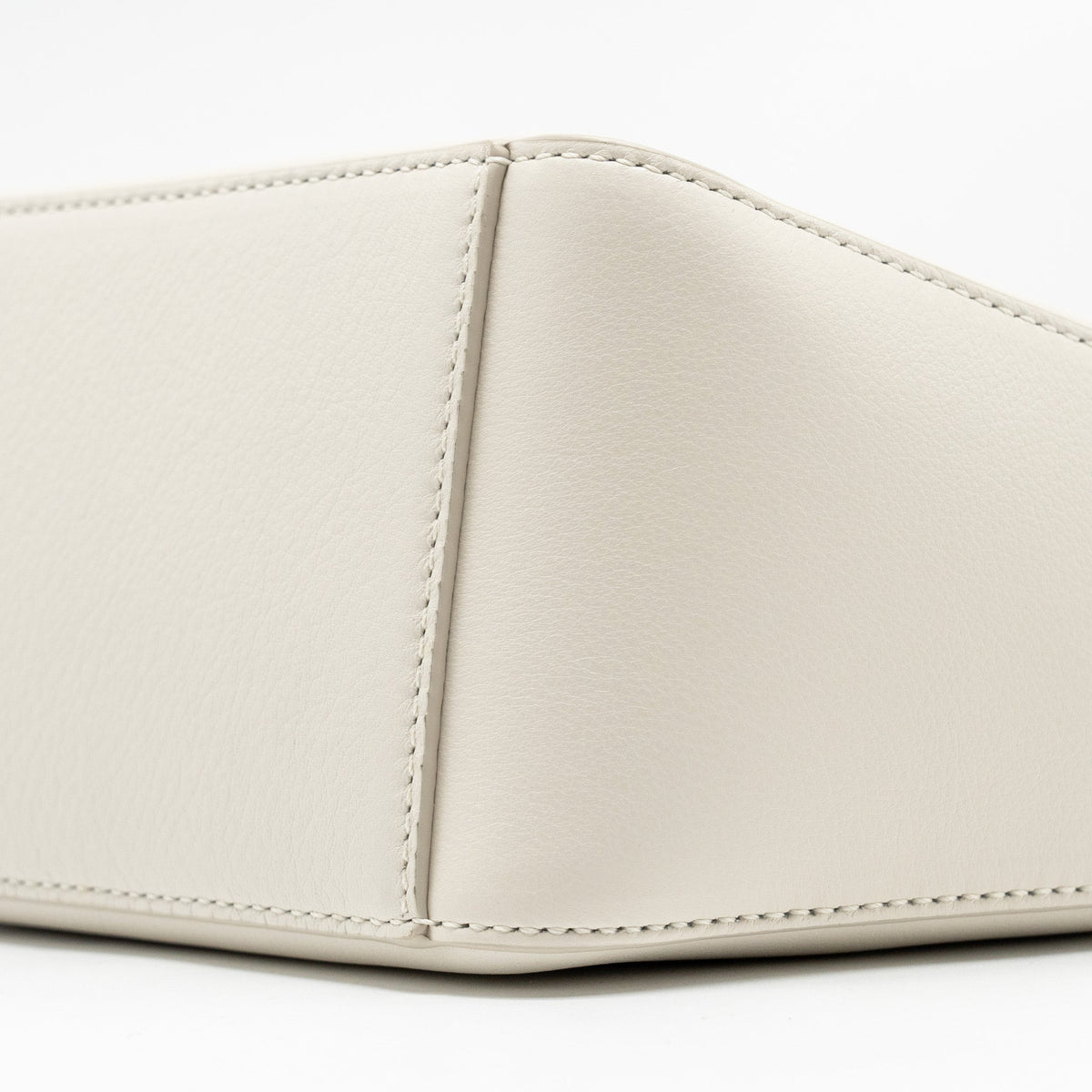 loewe-mini-hammock-hobo-classic-calfskin-white-shw