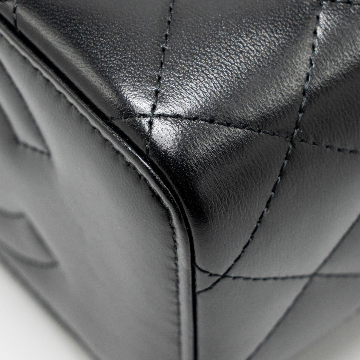 chanel-long-vanity-with-chain-detail-cc-logo-lambskin-black-ghwmicrochip