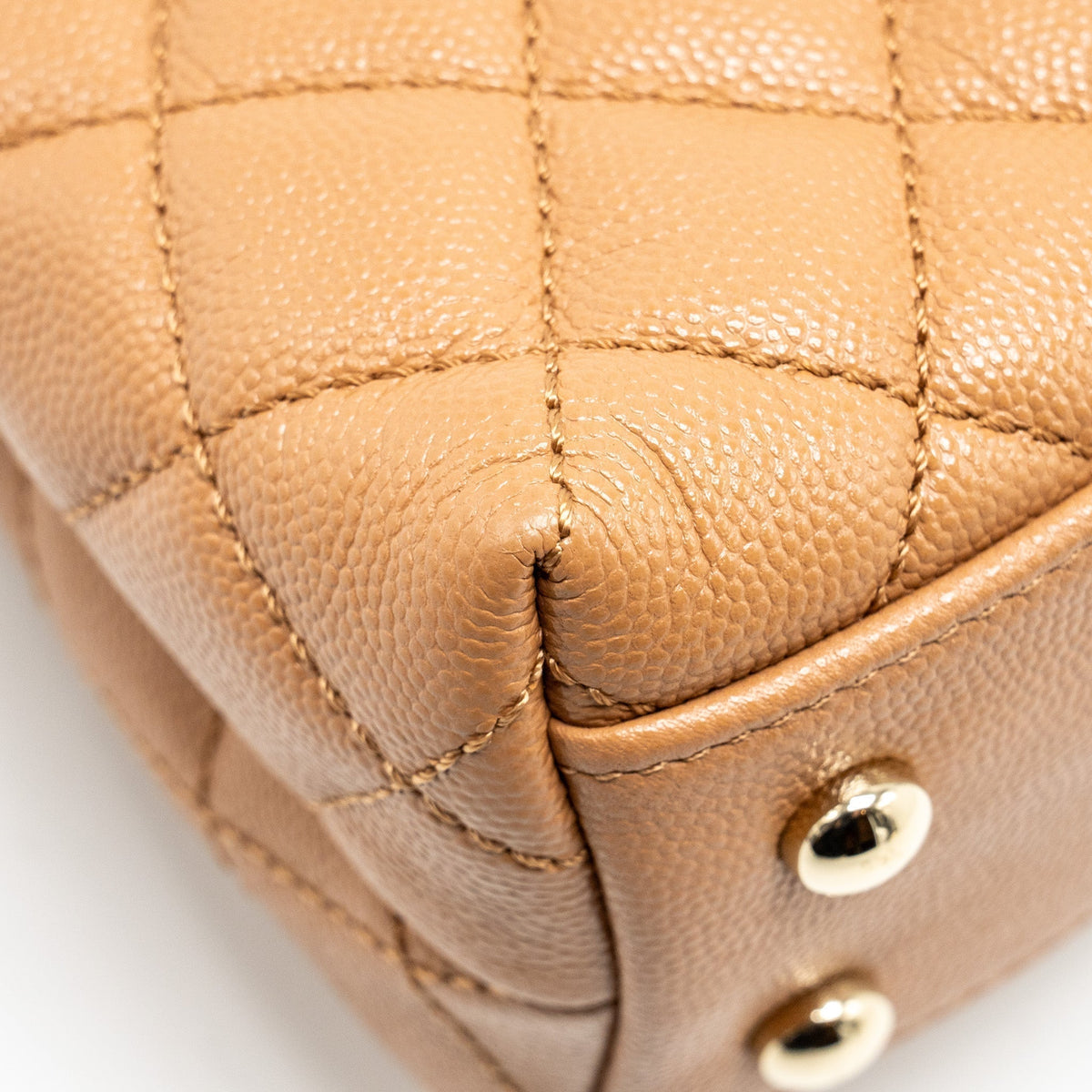 chanel-21p-small-coco-handle-caviar-caramel-lghw-1