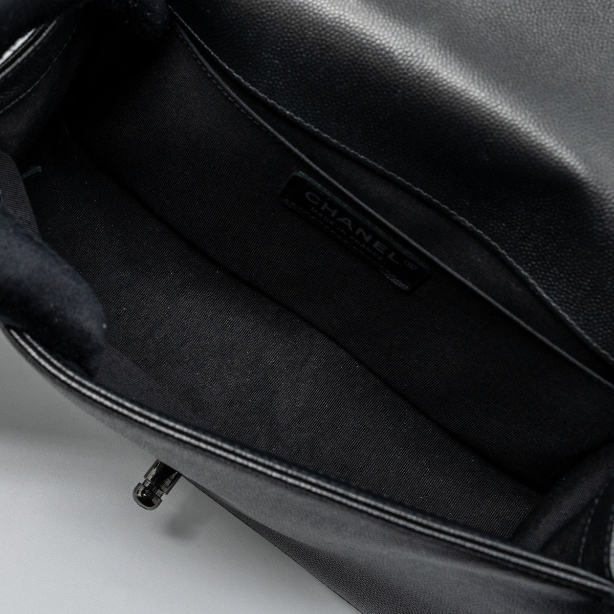 chanel-medium-boy-bag-caviar-so-black-black-hardware