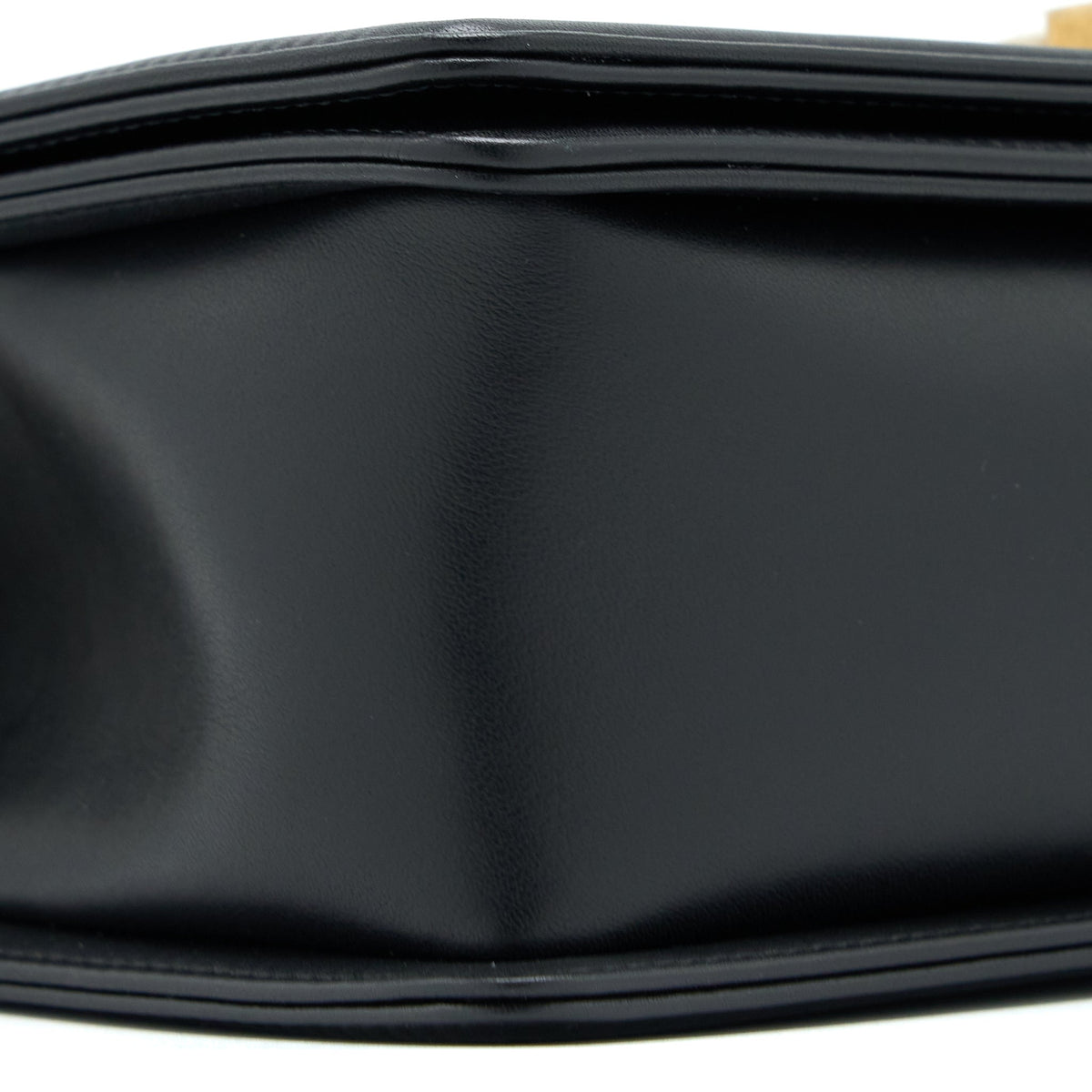 chanel-medium-boy-bag-lambskin-black-ghw-microchip