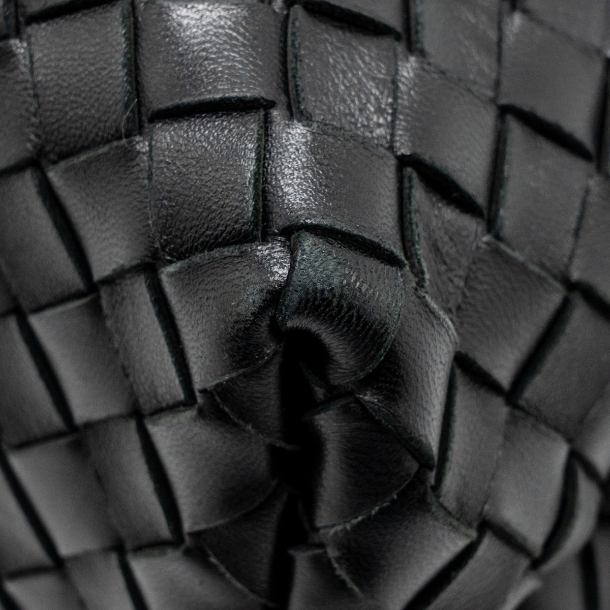 bottega-veneta-medium-andiamo-lambskin-black-ghw