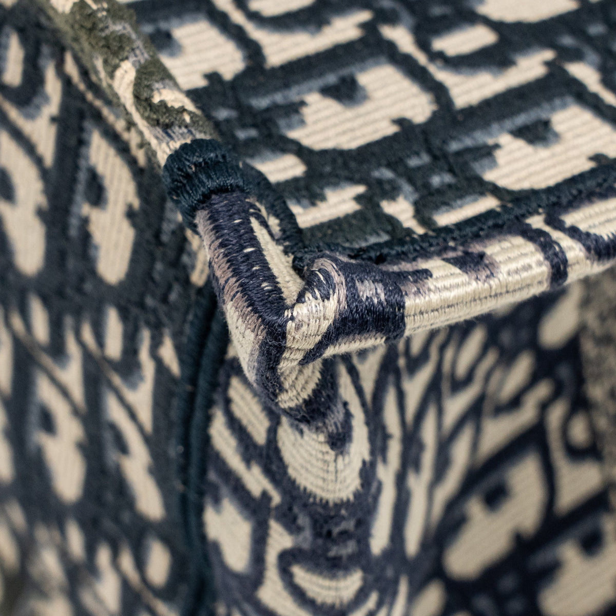 dior-small-book-tote-blue-ecru-dior-oblique-embroidry-copy