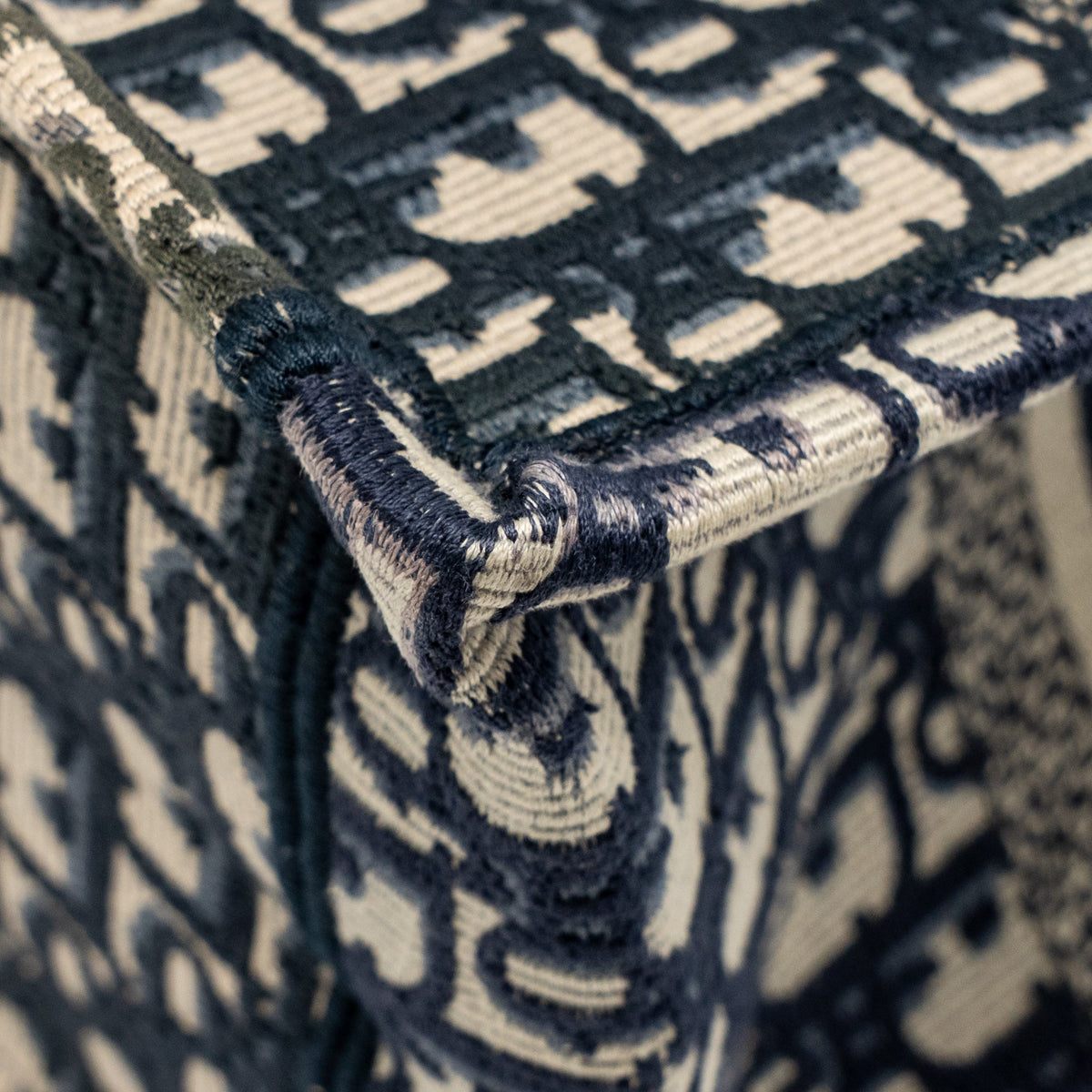 dior-small-book-tote-blue-ecru-dior-oblique-embroidry-copy