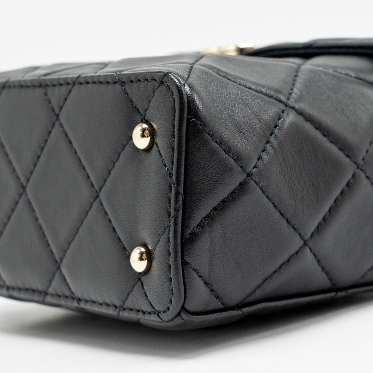 chanel-flap-vanity-with-chain-lambskin-black-lgwh-microchip