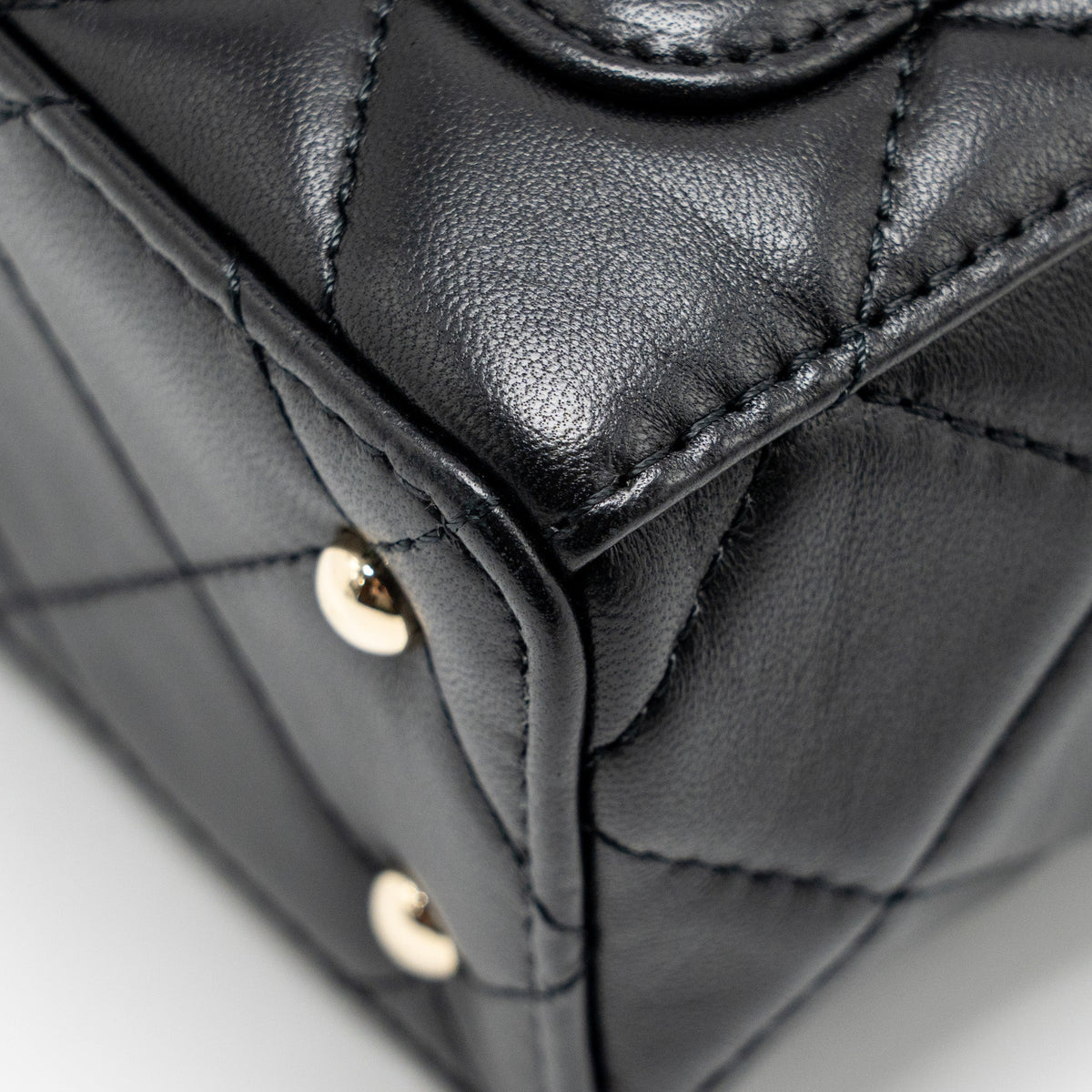 chanel-flap-vanity-with-chain-lambskin-black-lgwh-microchip