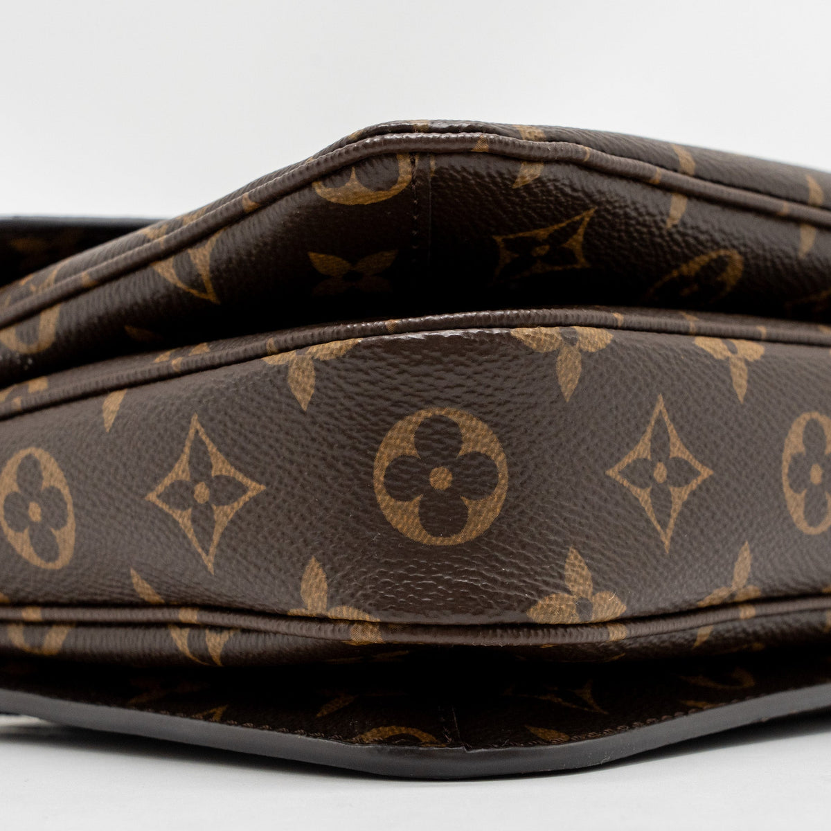louis-vuitton-pochette-metis-monogram-canvas-ghw-33
