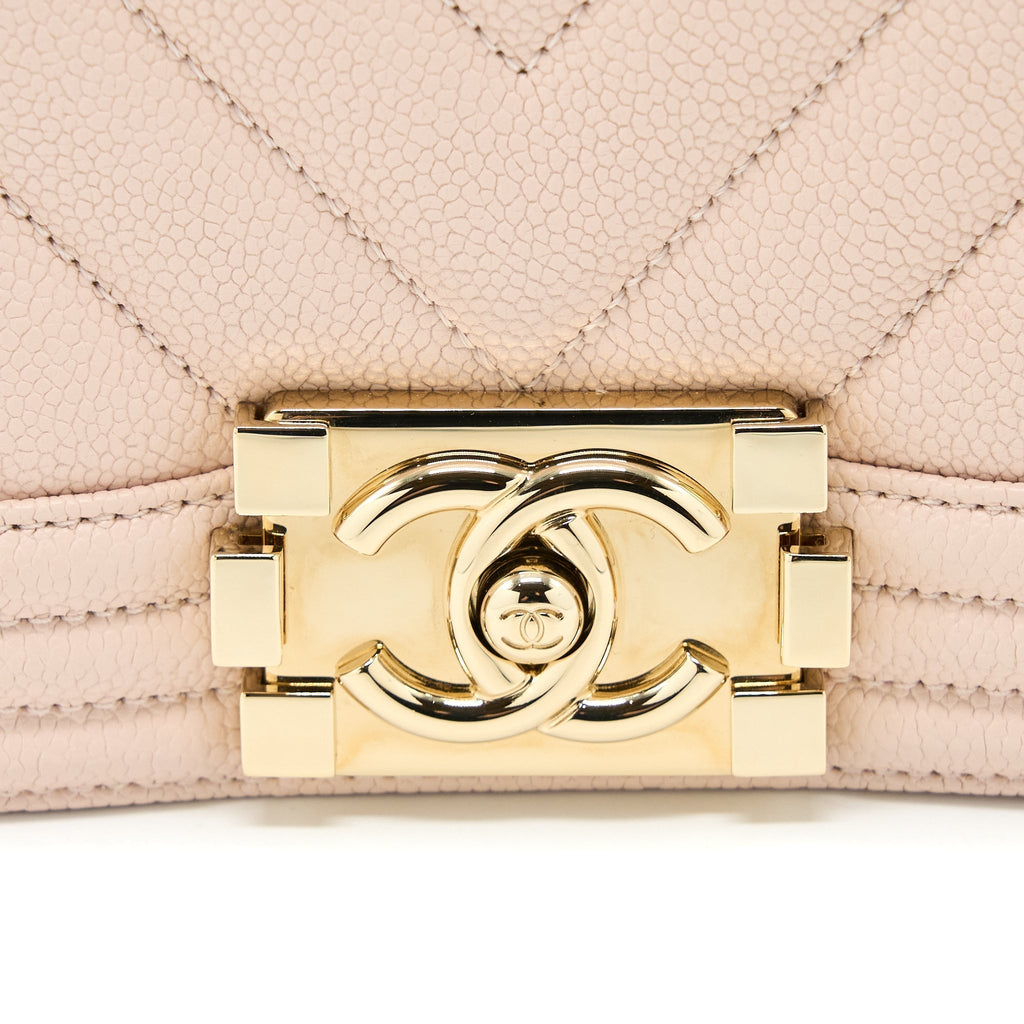 chanel-medium-boy-bag-chevron-caviar-light-pink-lghw