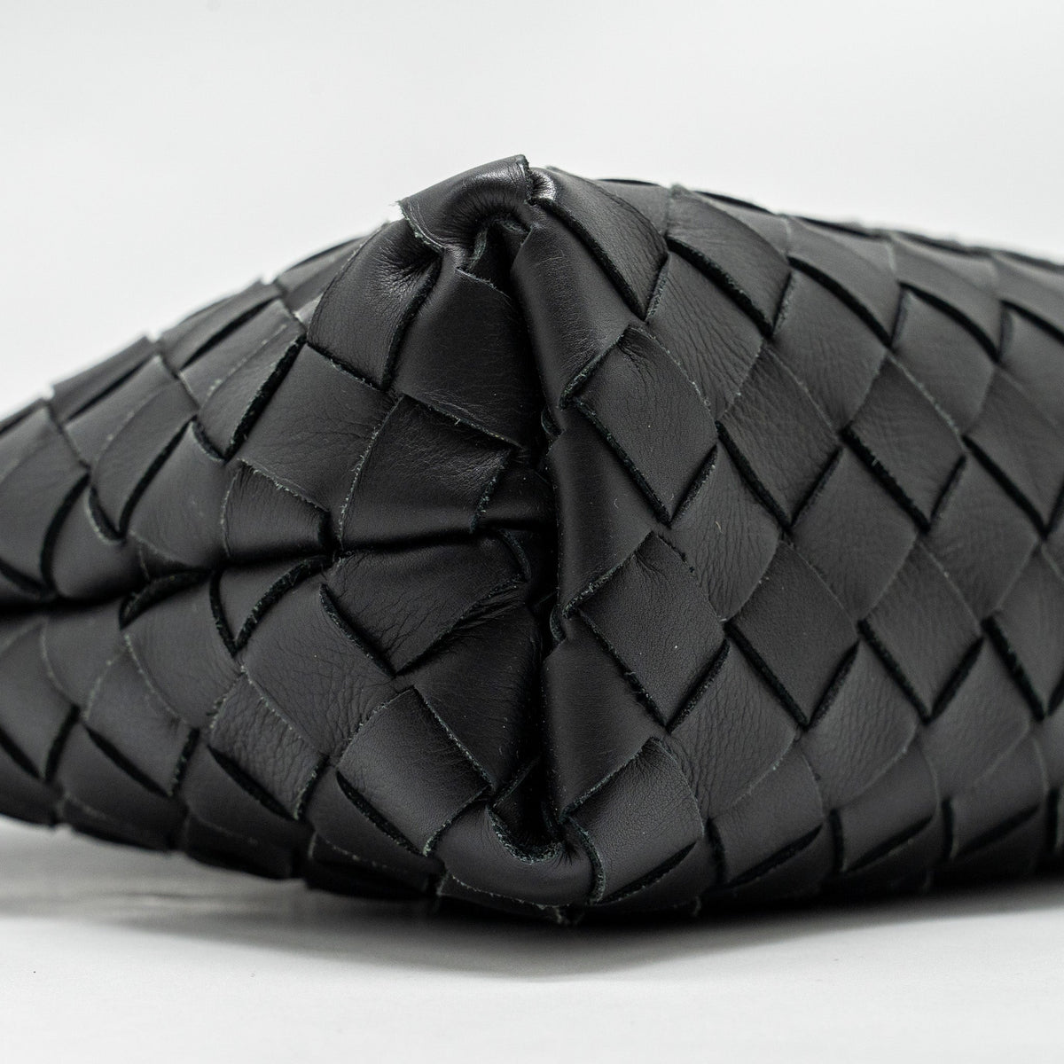 bottega-veneta-intrecciato-pouch-calfskin-black-shw