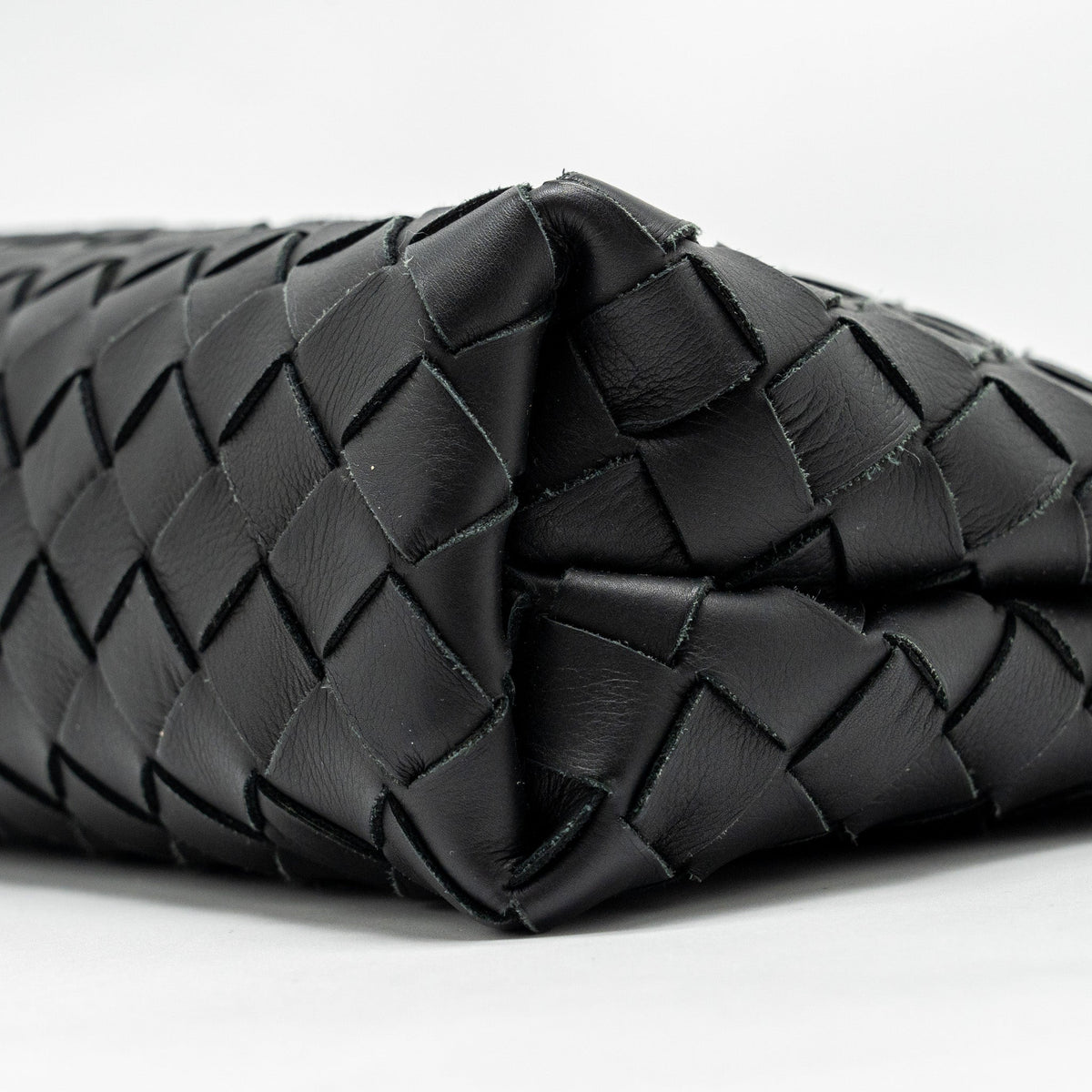 bottega-veneta-intrecciato-pouch-calfskin-black-shw