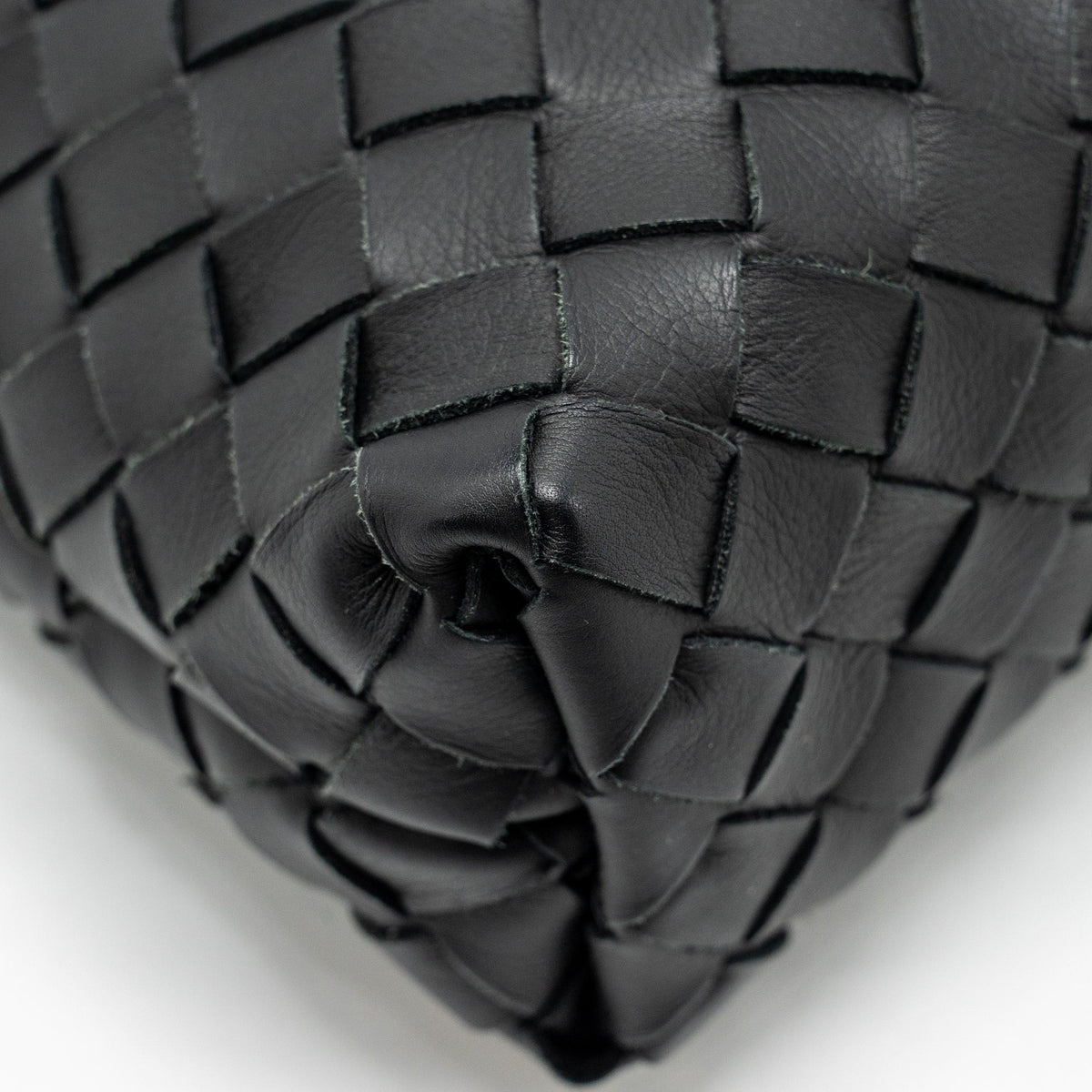 bottega-veneta-intrecciato-pouch-calfskin-black-shw