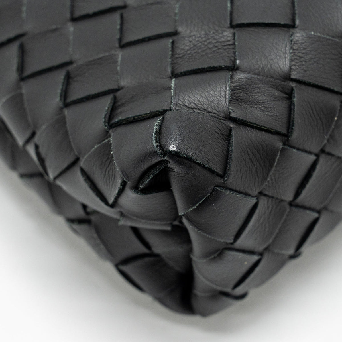 bottega-veneta-intrecciato-pouch-calfskin-black-shw