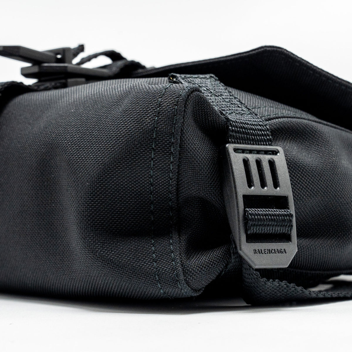 balenciaga-army-messenger-bag-black-recycled-nylon-black