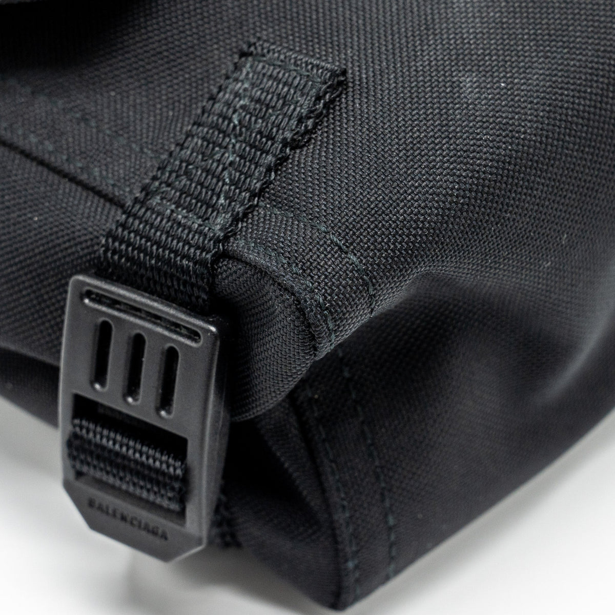 balenciaga-army-messenger-bag-black-recycled-nylon-black