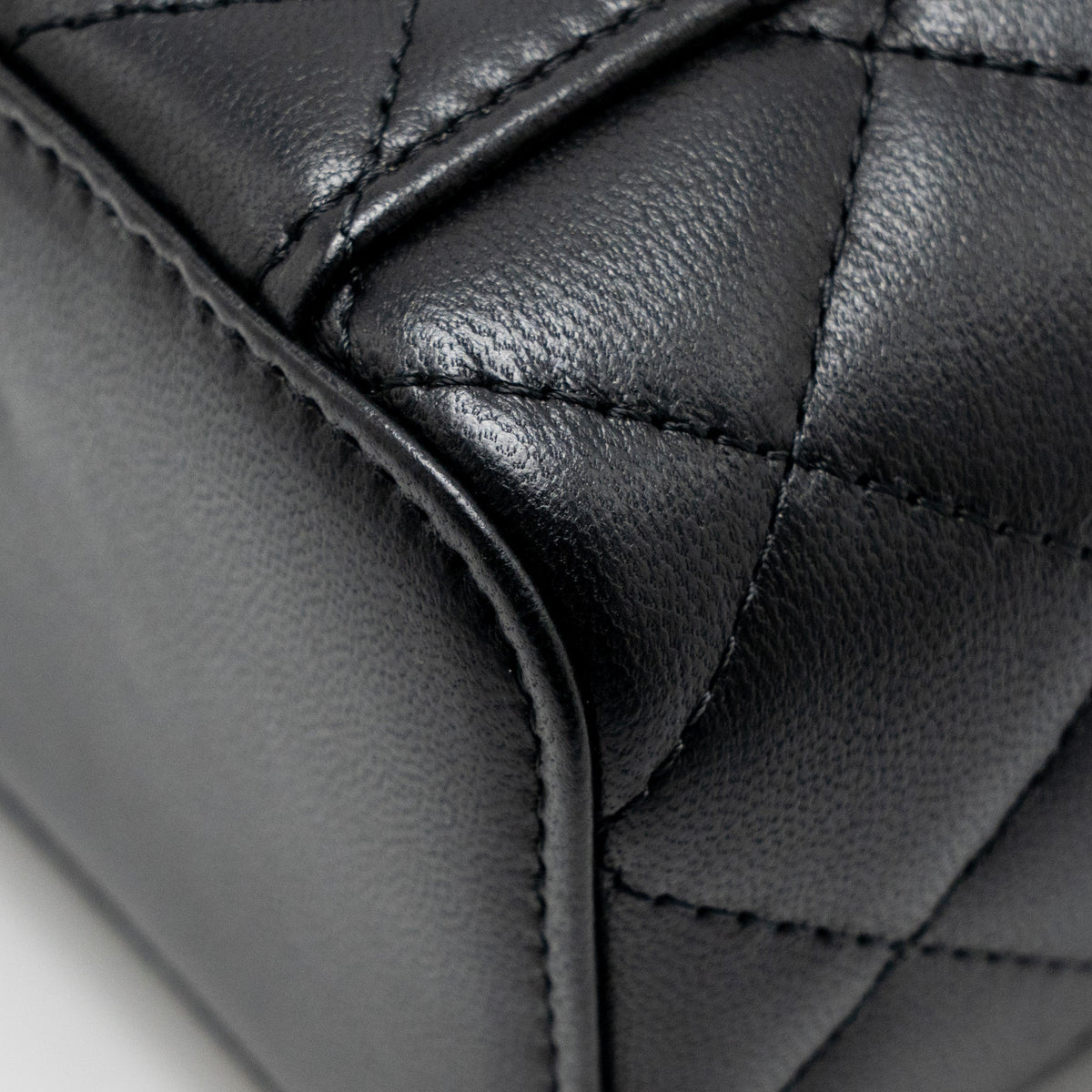 chanel-pearl-crush-mini-vanity-with-chain-lambskin-black-ghw-3