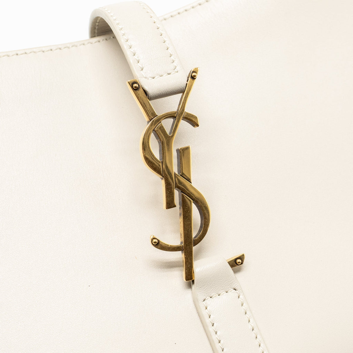 saint-laurent-le-5-a-7-hobo-calfskin-blanc-vintage-ghw