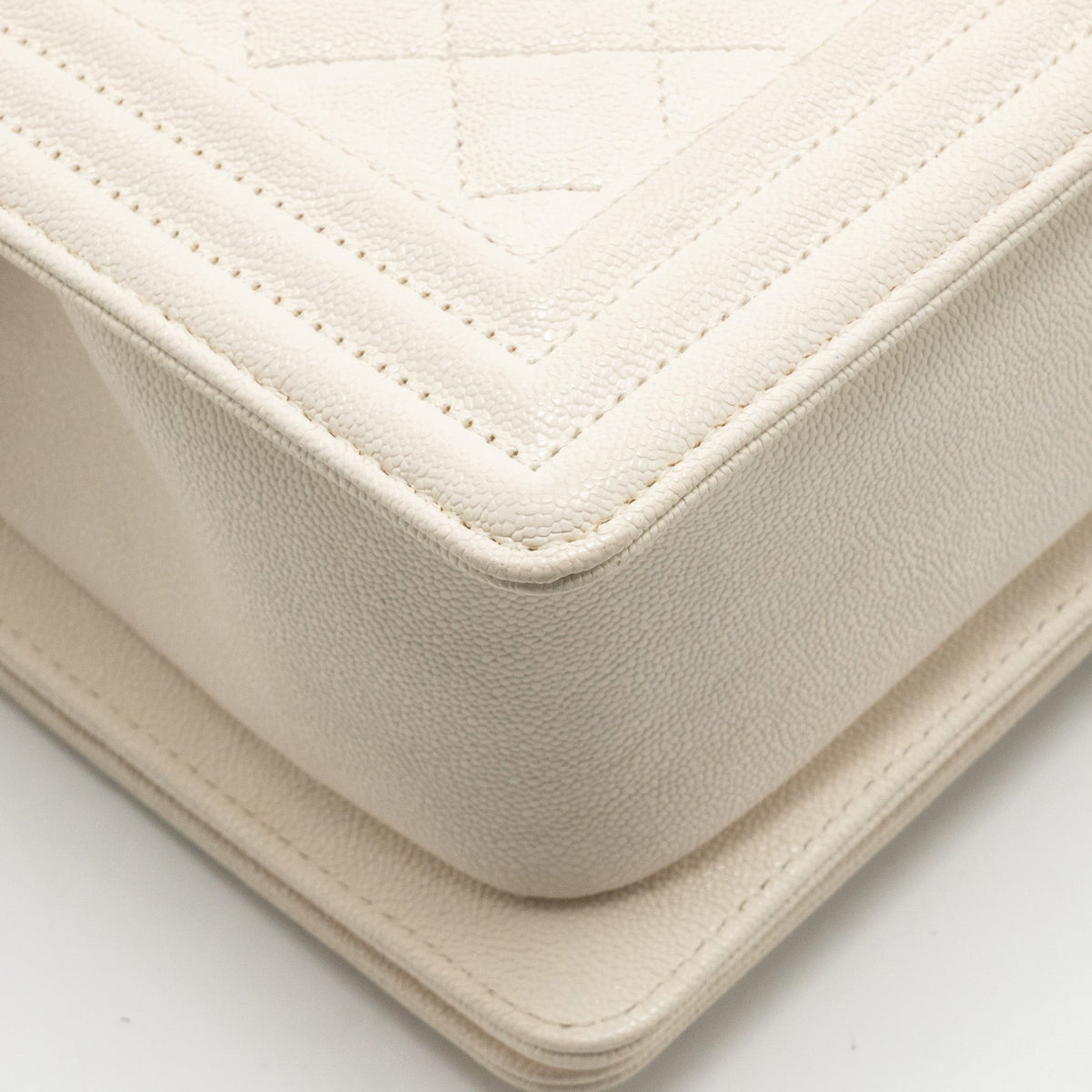 chanel-medium-boy-bag-caviar-white-lghw
