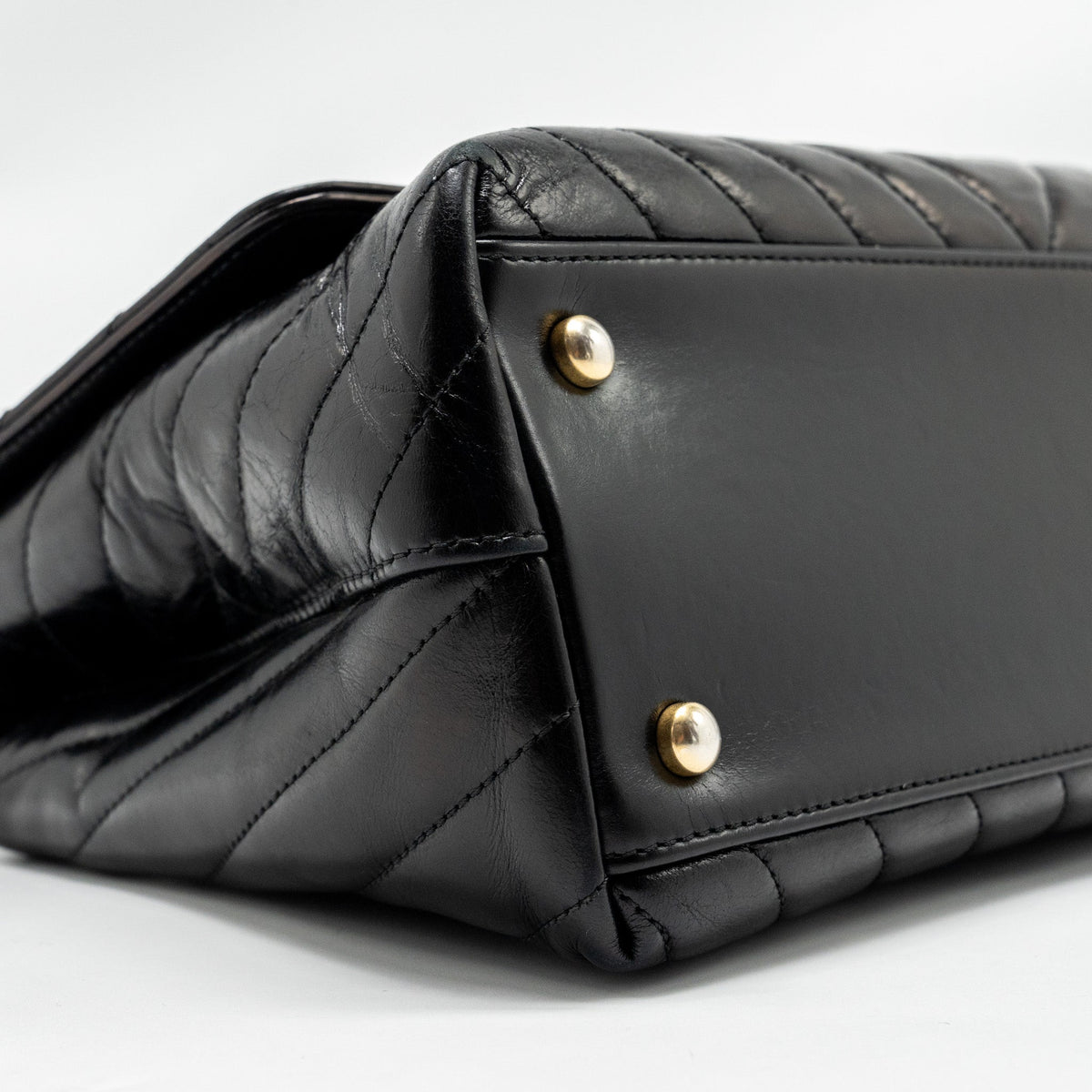 chanel-medium-coco-handle-chevron-calfskin-black-ghw-copy