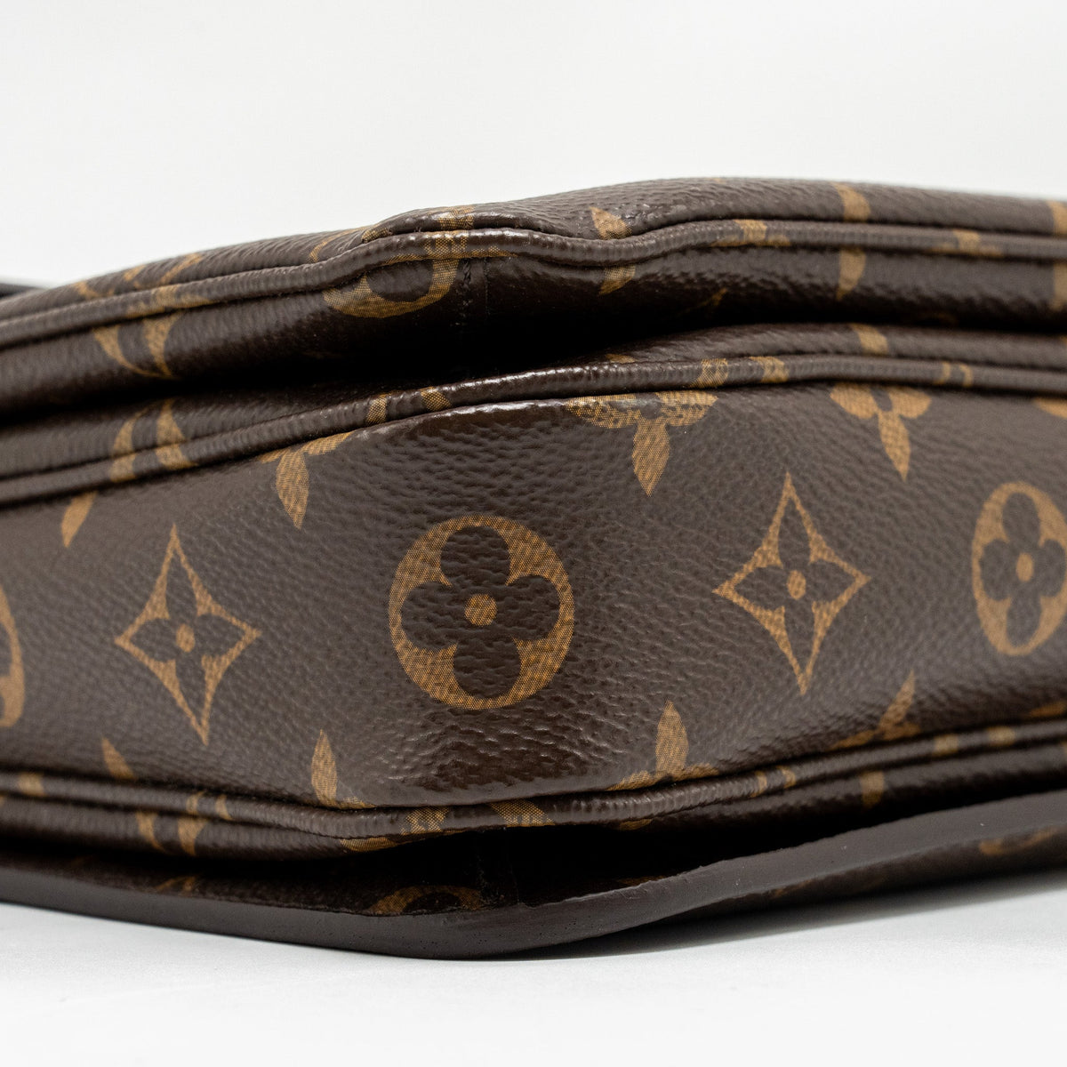 louis-vuitton-pochette-metis-monogram-canvas-ghw-28