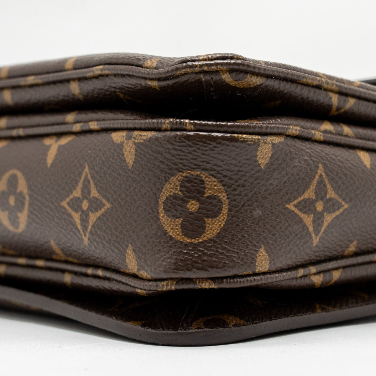louis-vuitton-pochette-metis-monogram-canvas-ghw-28