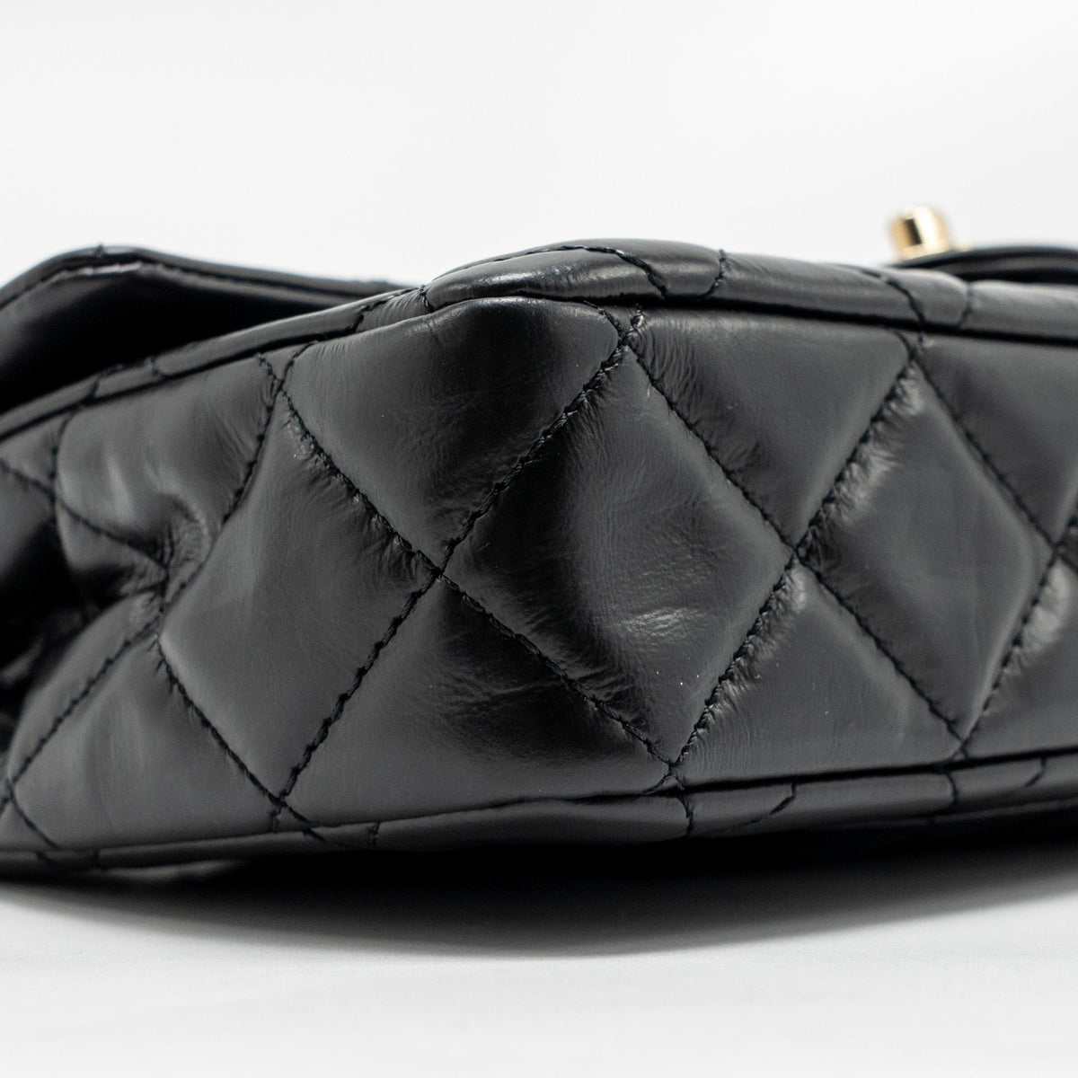 chanel-23a-classic-flap-clutch-shiny-calfskin-black-ghwmicrochip
