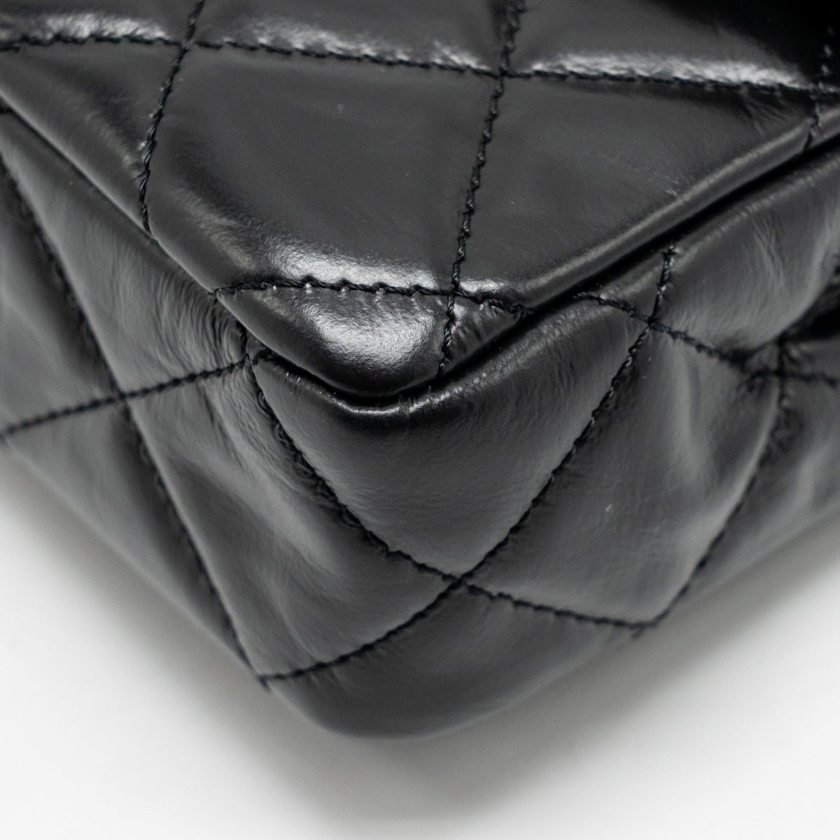chanel-23a-classic-flap-clutch-shiny-calfskin-black-ghwmicrochip