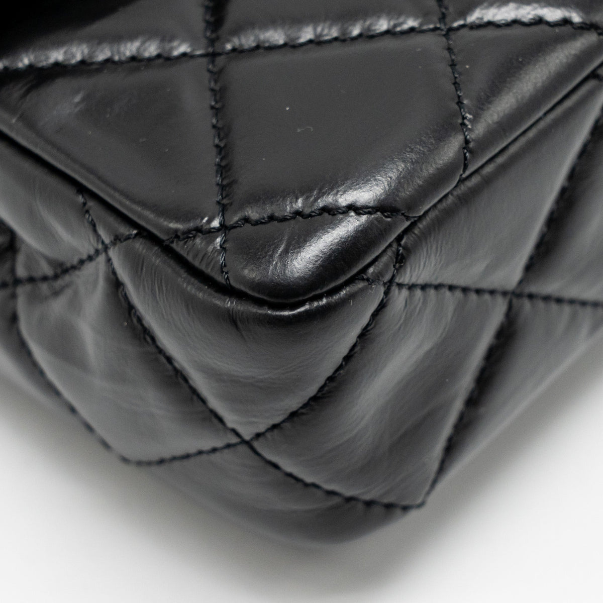 chanel-23a-classic-flap-clutch-shiny-calfskin-black-ghwmicrochip