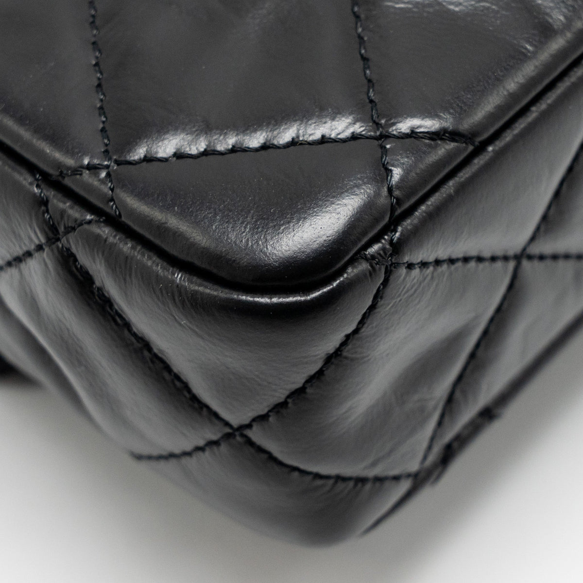 chanel-23a-classic-flap-clutch-shiny-calfskin-black-ghwmicrochip