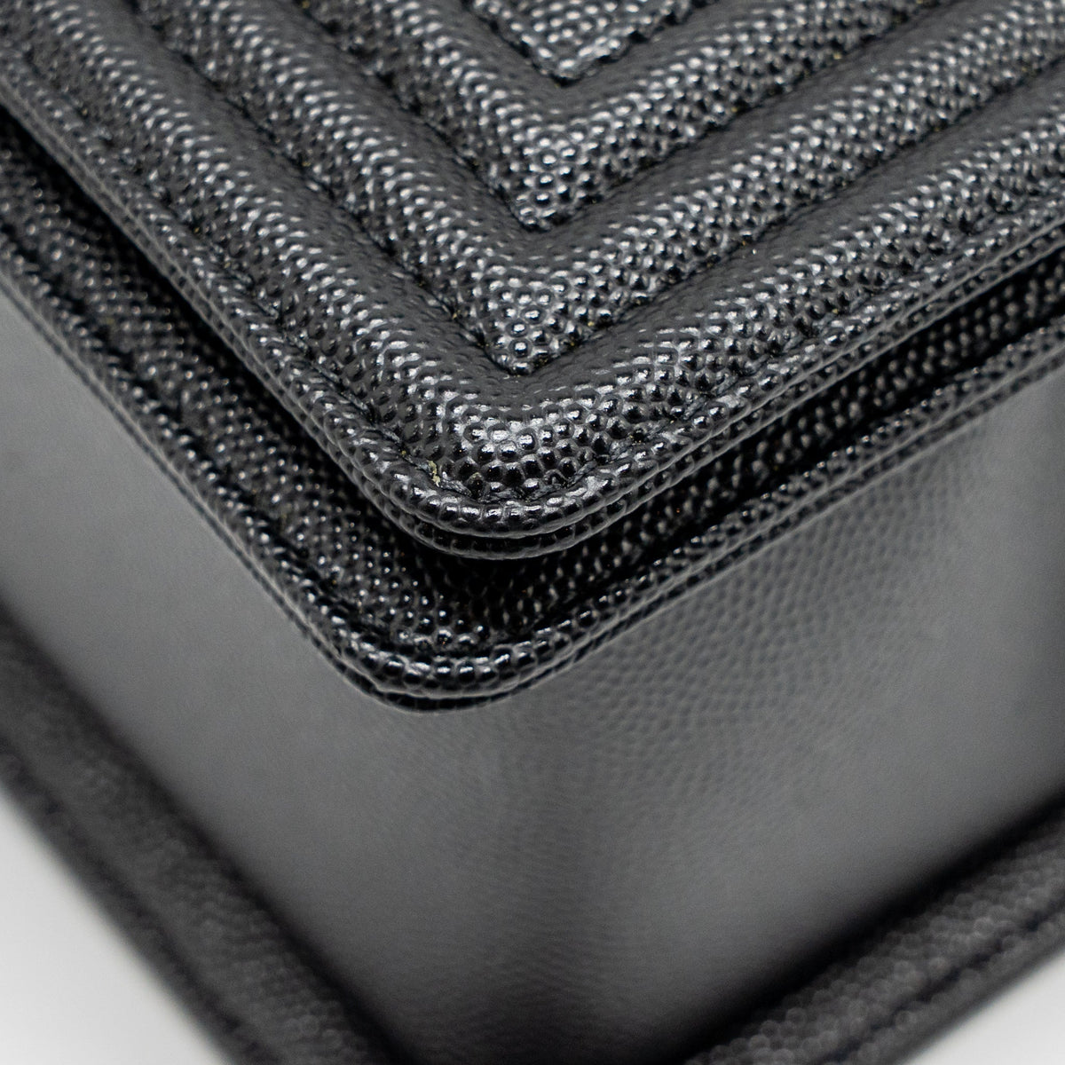 chanel-medium-boy-bag-caviar-black-ghwmicrochip