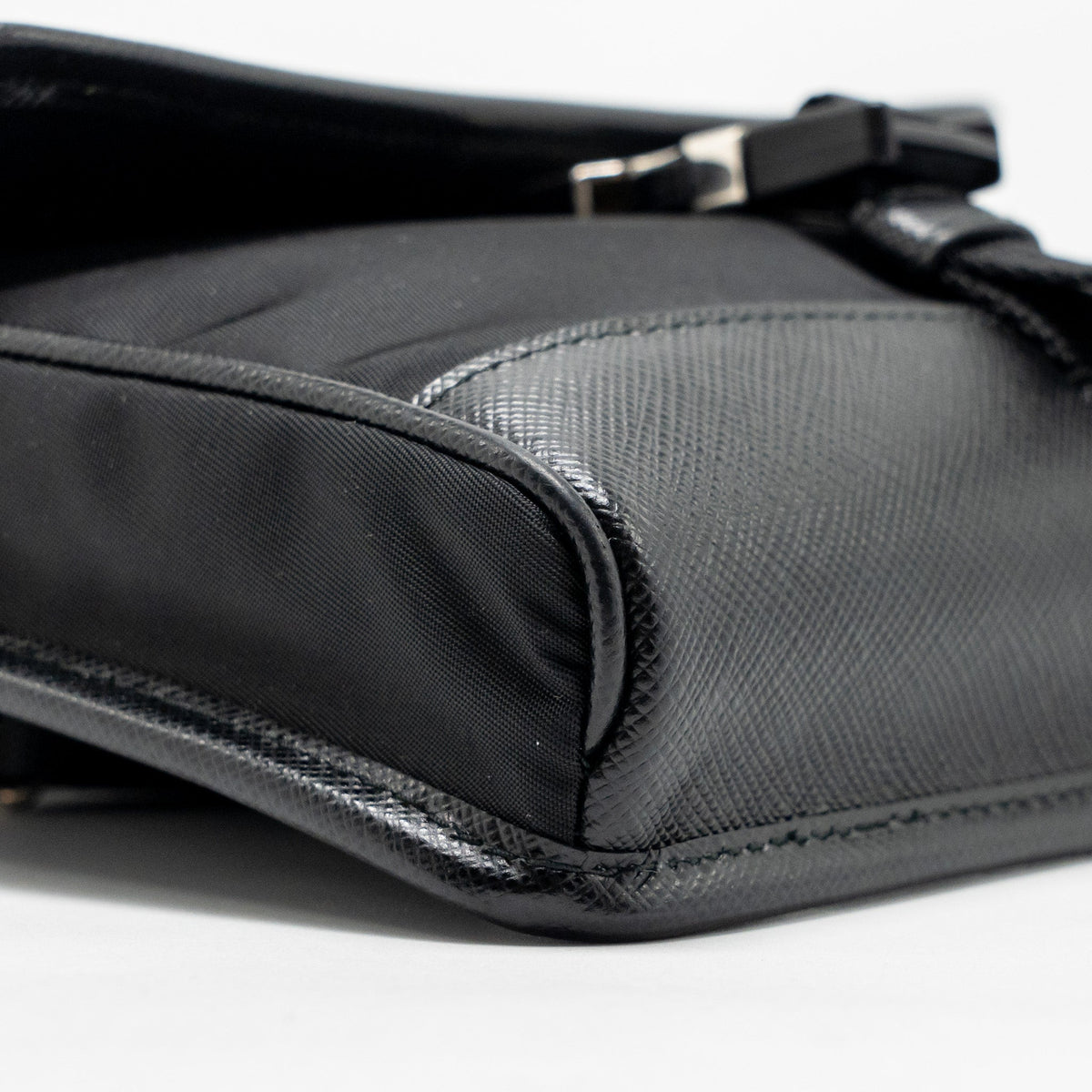 prada-trimmed-saffiano-phone-case-re-nylon-black-shw