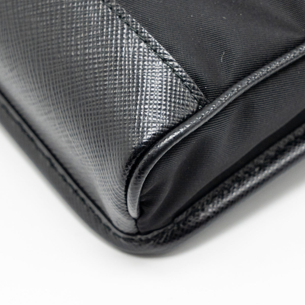 prada-trimmed-saffiano-phone-case-re-nylon-black-shw