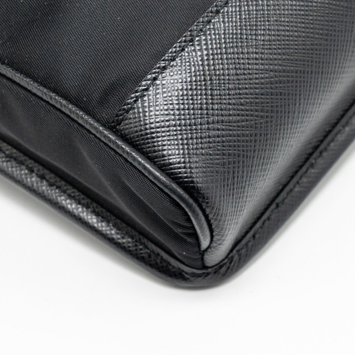 prada-trimmed-saffiano-phone-case-re-nylon-black-shw