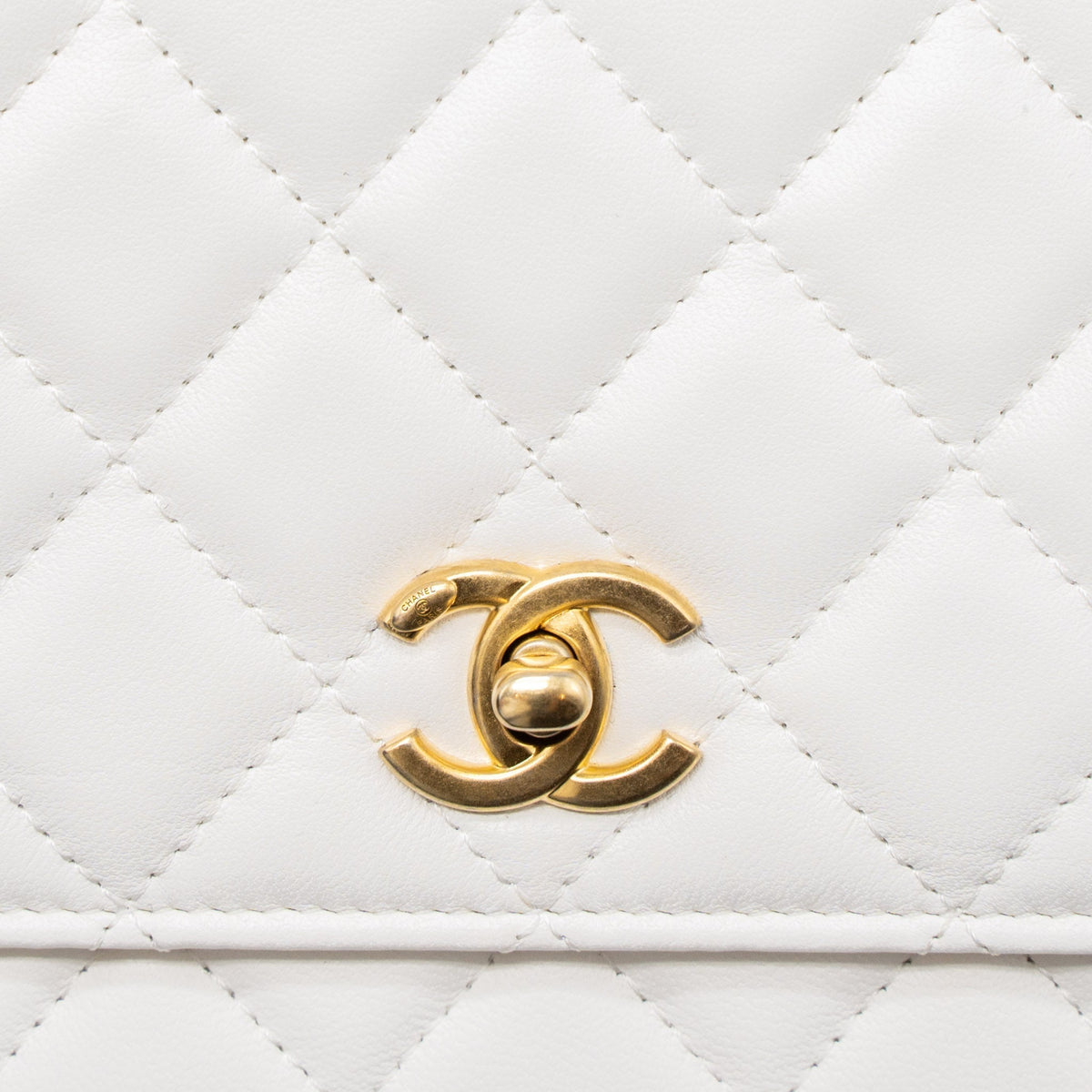 chanel-pearl-crush-wallet-on-chain-lambskin-white-ghw-microchip-2
