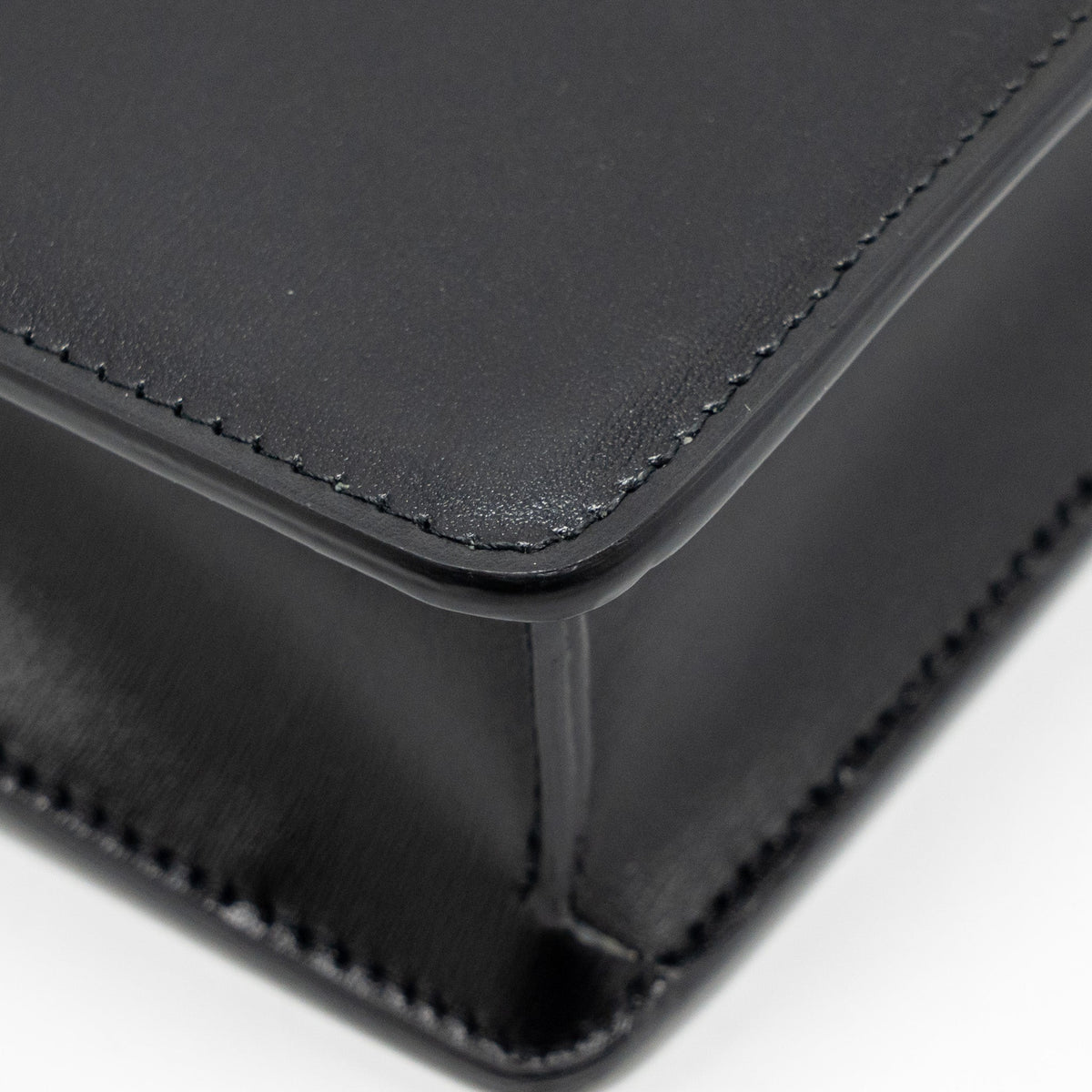 celine-triomphe-wallet-on-chain-margo-shiny-calfskin-black-ghw