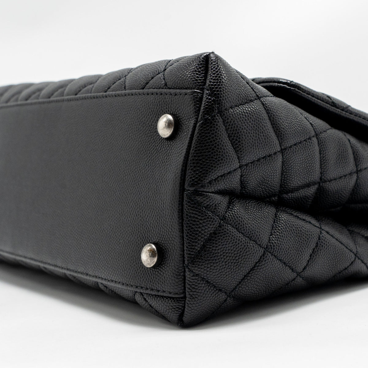 chanel-medium-coco-handle-caviar-lizard-handle-black-burgundy-ruthenium-hardware-1