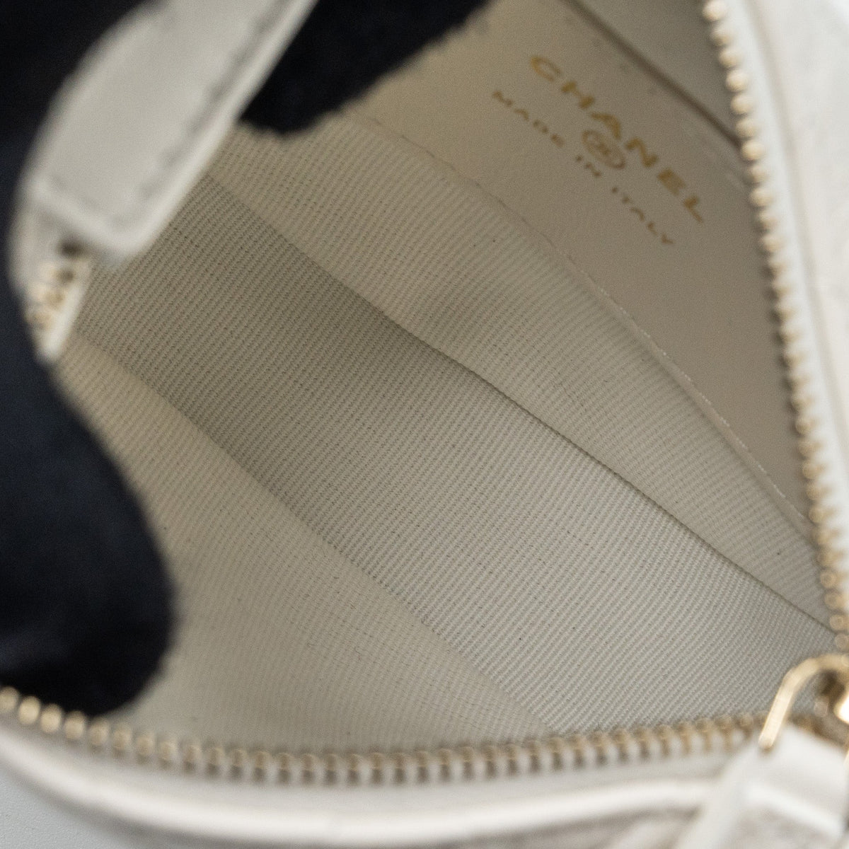 chanel-23c-round-clutch-lambskin-white-lghw-microchip