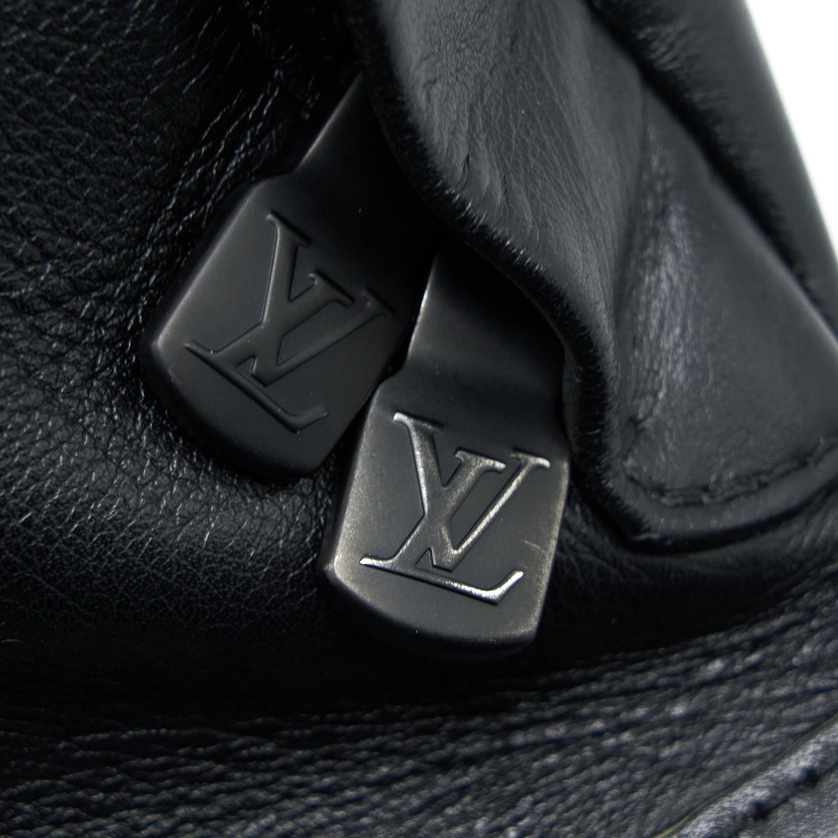 louis-vuitton-discovery-bumbag-pm-monogram-shadow-calfskin-black-with-black-hardware