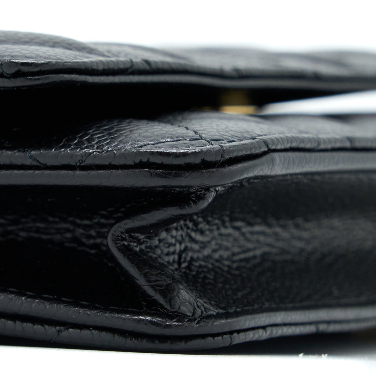 chanel-classic-wallet-on-chain-caviar-black-ghwmicrochip